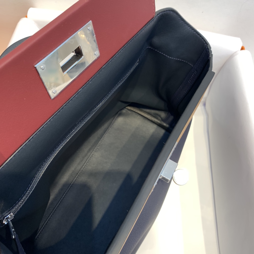 HERMES 爱马仕官网直销 订单 走秀款24/24 birkin和kelly完美结合、少了老kelly的硬朗 多了一份随性的休闲气息 togo皮质   午夜蓝拼宝石红拼太妃糖 银扣