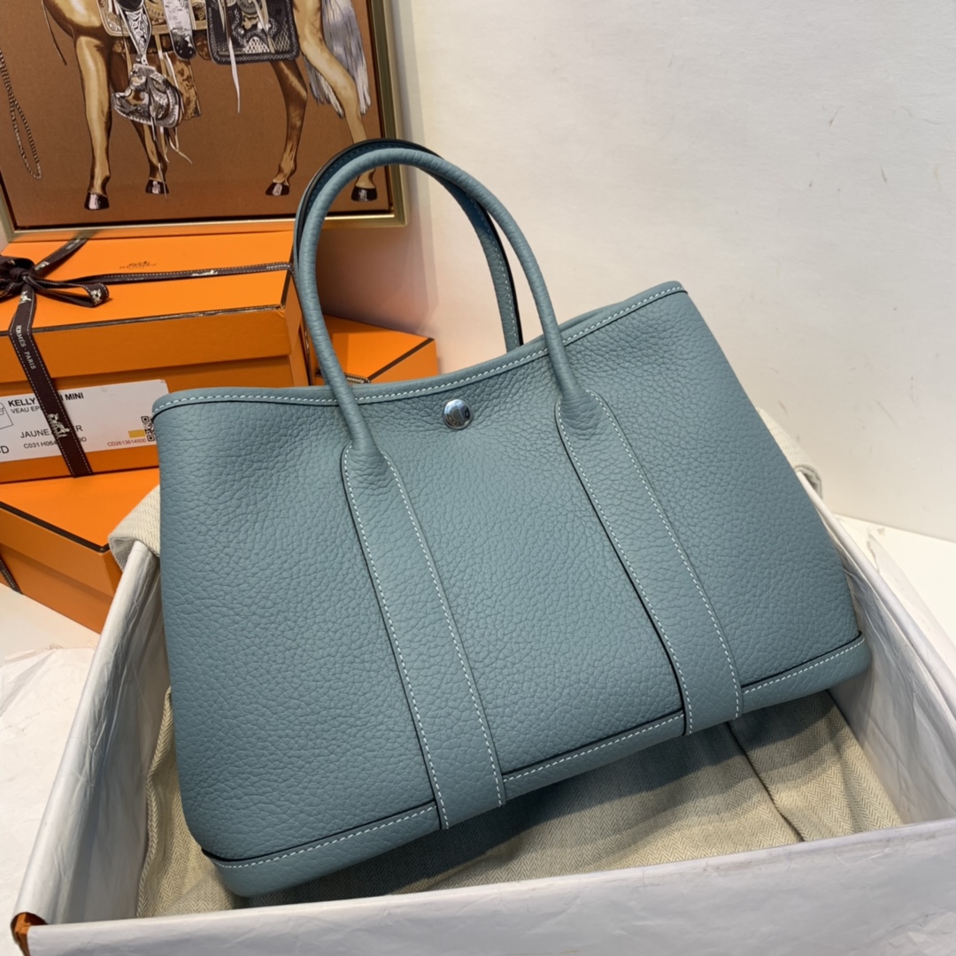 HERMES 爱马仕官网直销 garden party /花园包   30 country皮 皮质较轻，耐用，包型较挺， 很能装东西，很适合通勤逛街又低调  7G 天青蓝