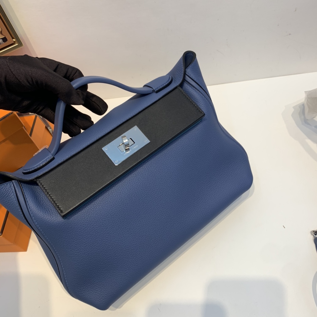 HERMES 爱马仕官网直销 订单 走秀款24/24 birkin和kelly完美结合、少了老kelly的硬朗 多了一份随性的休闲气息 togo皮质 明蓝拼黑色拼伊蓝