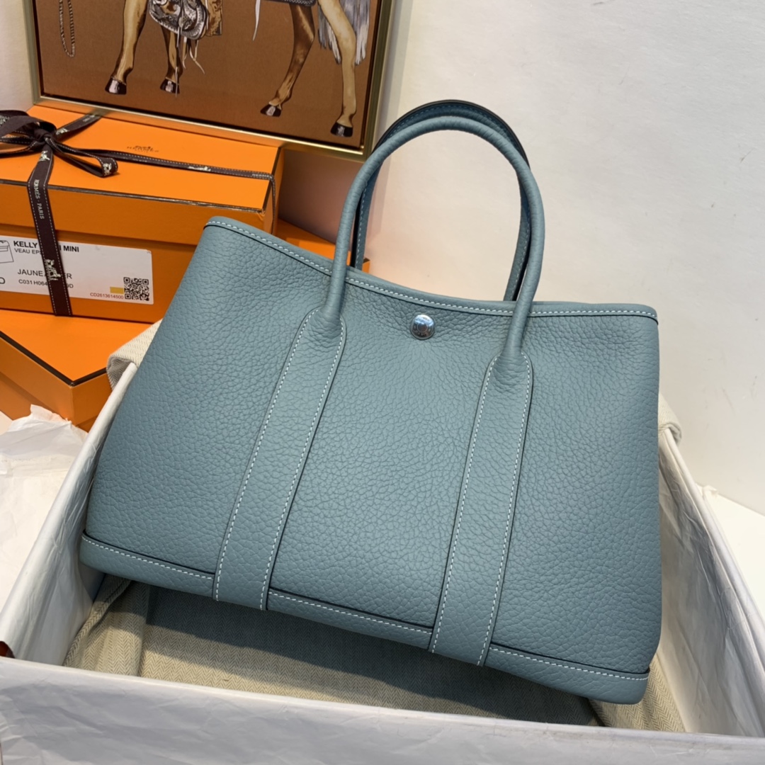 HERMES 爱马仕官网直销 garden party /花园包   30 country皮 皮质较轻，耐用，包型较挺， 很能装东西，很适合通勤逛街又低调  7G 天青蓝