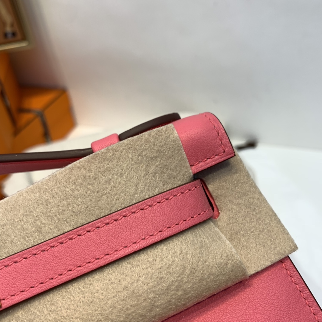 爱马仕官网直供 kelly pochette 一代 swift皮 8W唇膏粉 金扣