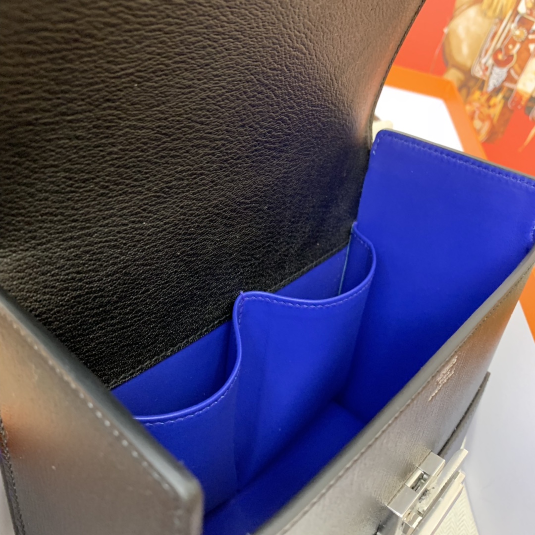 爱马仕 cinhetic 18cm 盒子包  chevre mysore 山羊皮 黑色内拼电光蓝 超级有气质