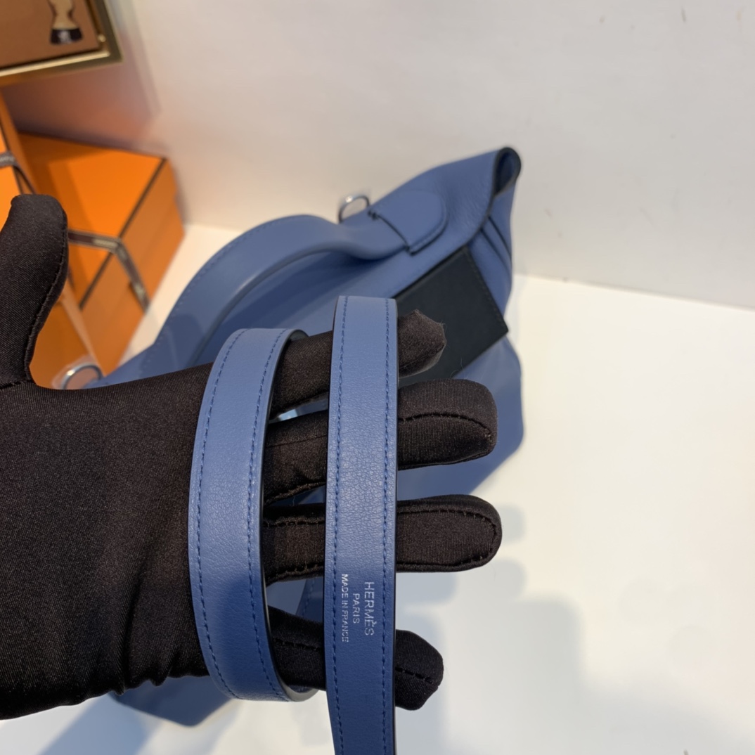 HERMES 爱马仕官网直销 订单 走秀款24/24 birkin和kelly完美结合、少了老kelly的硬朗 多了一份随性的休闲气息 togo皮质 明蓝拼黑色拼伊蓝