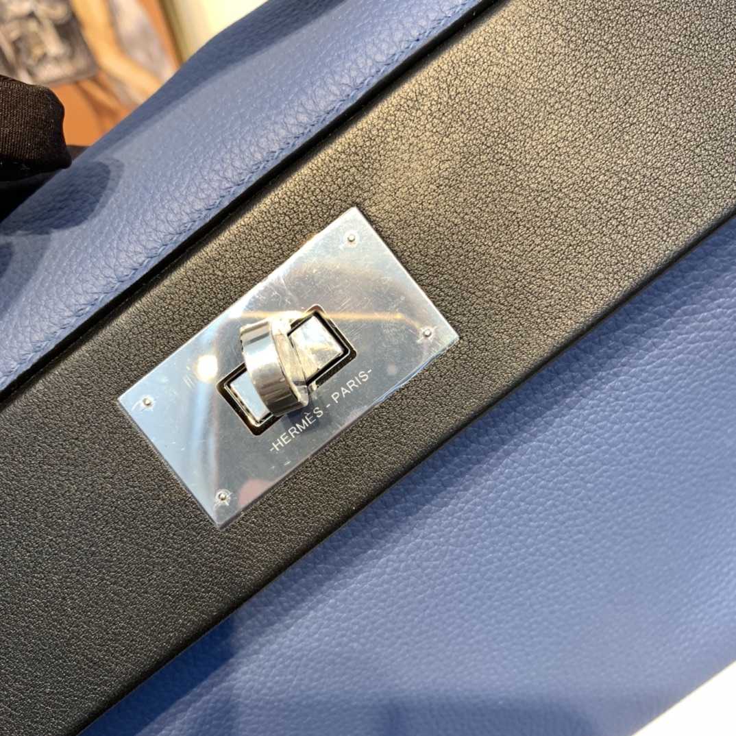 HERMES 爱马仕官网直销 订单 走秀款24/24 birkin和kelly完美结合、少了老kelly的硬朗 多了一份随性的休闲气息 togo皮质 明蓝拼黑色拼伊蓝