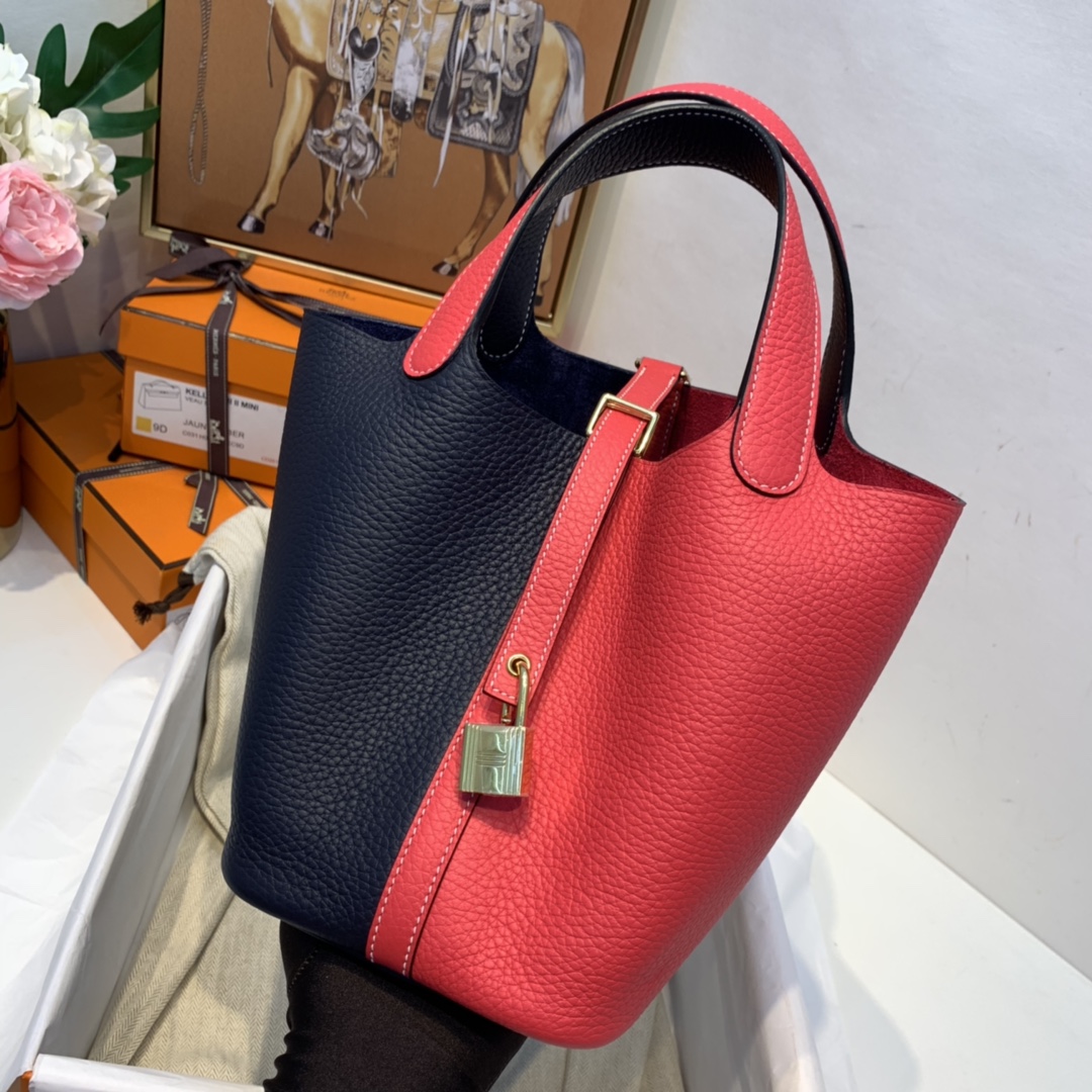 Hermes picotin 18cm 作为H家的入门款 实用款 对它感兴趣的亲们有不少 进口Tc皮 73宝石蓝拼心红 金扣 这配色好特别 挺别致的 不会烂大街