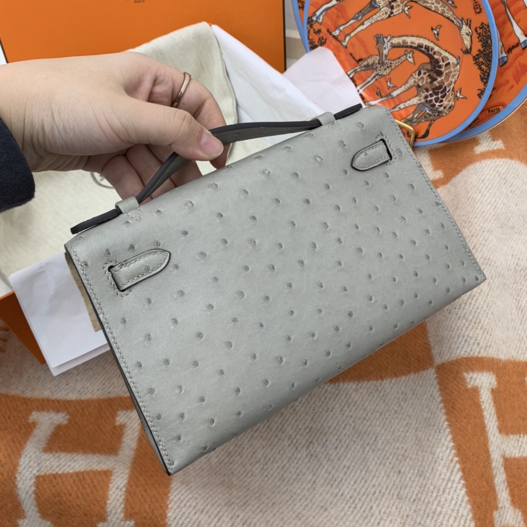 Hermes 22 Kelly pochette一代  稀有鸵鸟皮 手包晚宴包的首选，高级范 配上猪鼻子链子秒变小挎包哦  4Z 海鸥灰 秋冬最好搭配的灰色系