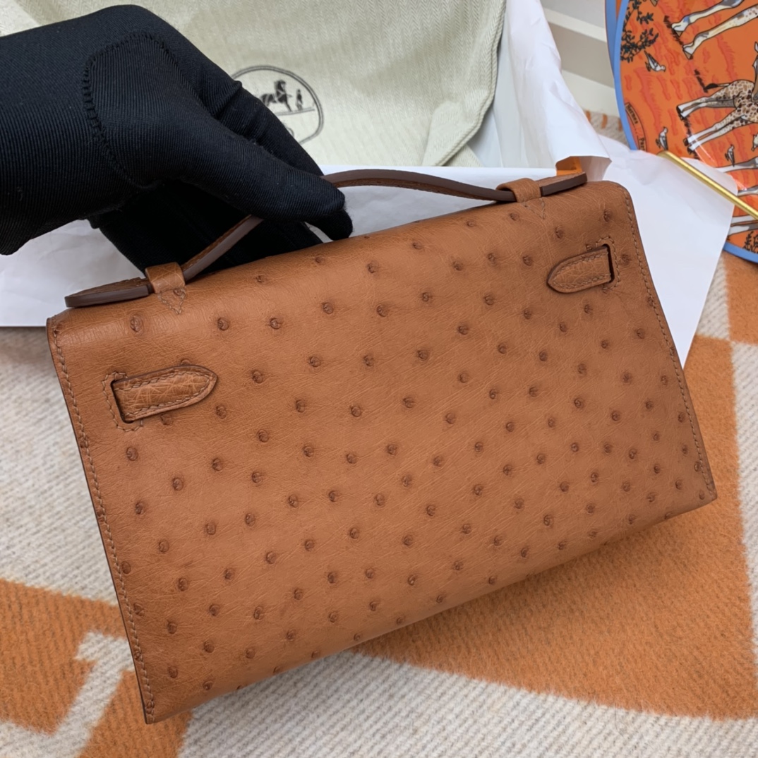 Hermes 22 Kelly pochette一代  稀有鸵鸟皮 手包晚宴包的首选，高级范 配上猪鼻子链子秒变小挎包哦  37 金棕色 百搭金刚大色