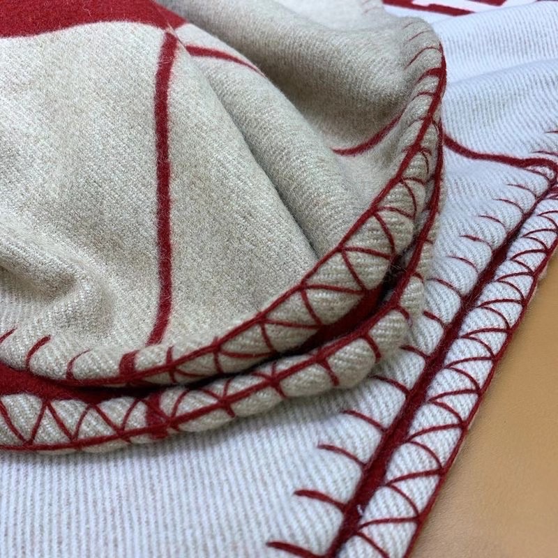 Hermès  Avalon III轻薄毛毯  提花编织羊毛和山羊绒混纺轻薄毛毯（90%羊毛和10%山羊绒）。  尺寸：长170 x 宽135厘米