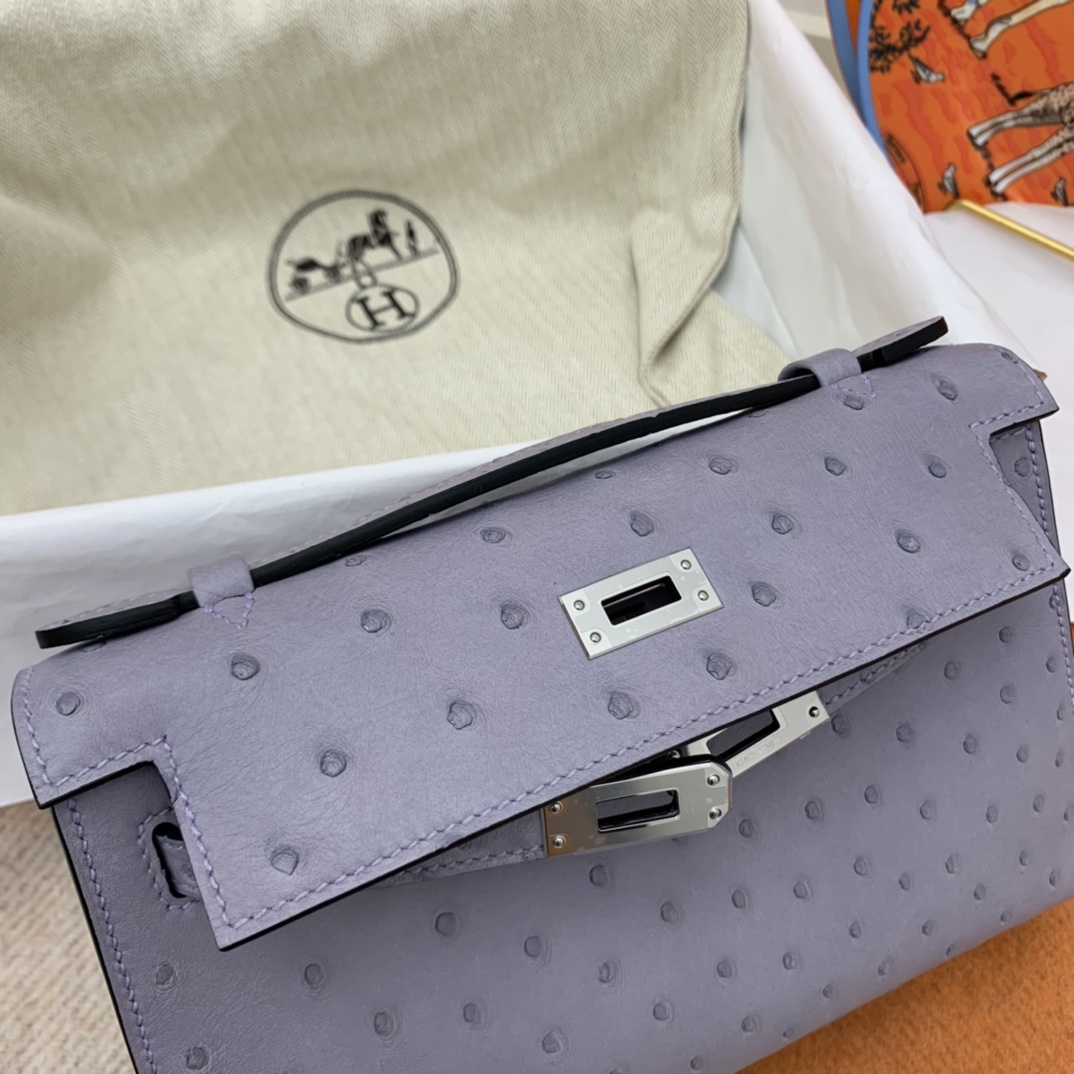 Hermes 22 Kelly pochette一代  稀有鸵鸟皮 手包晚宴包的首选，高级范 配上猪鼻子链子秒变小挎包哦  5H 薰衣草紫 清清淡淡的紫色，很仙美