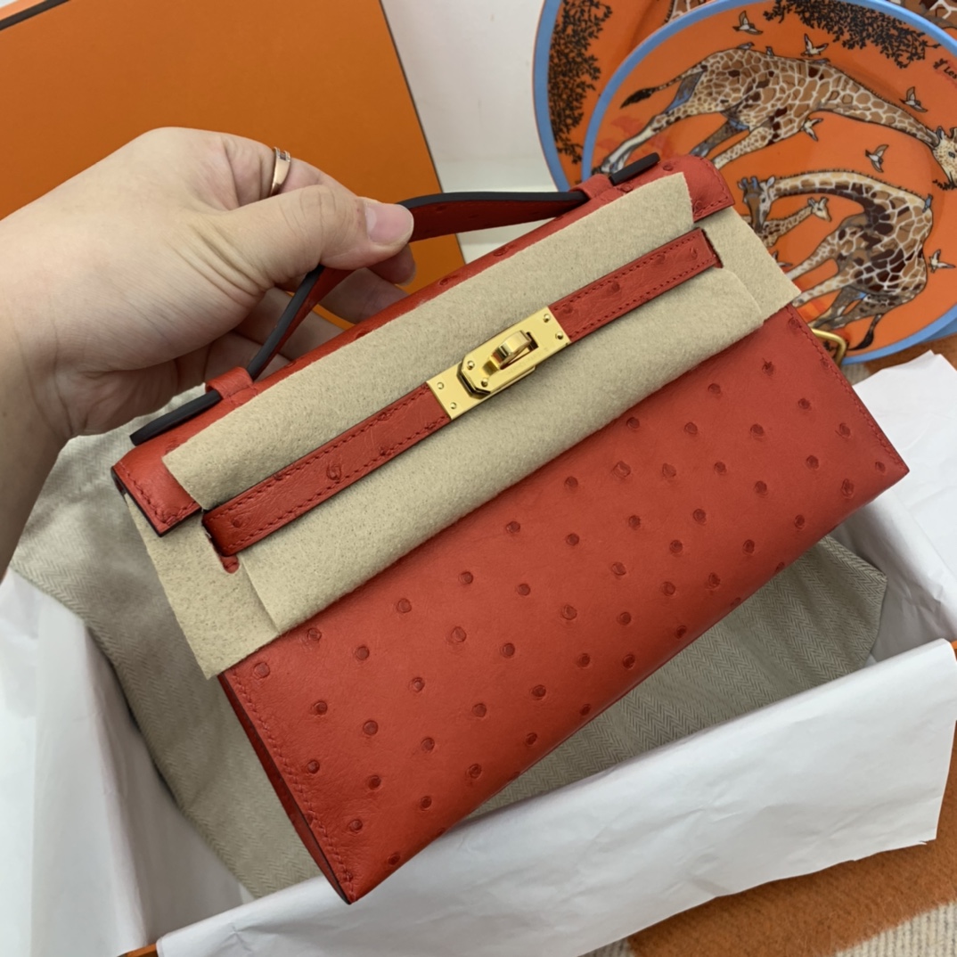 Hermes 22 Kelly pochette一代  稀有鸵鸟皮 手包晚宴包的首选，高级范 配上猪鼻子链子秒变小挎包哦  Q5 大红 很喜庆的颜色