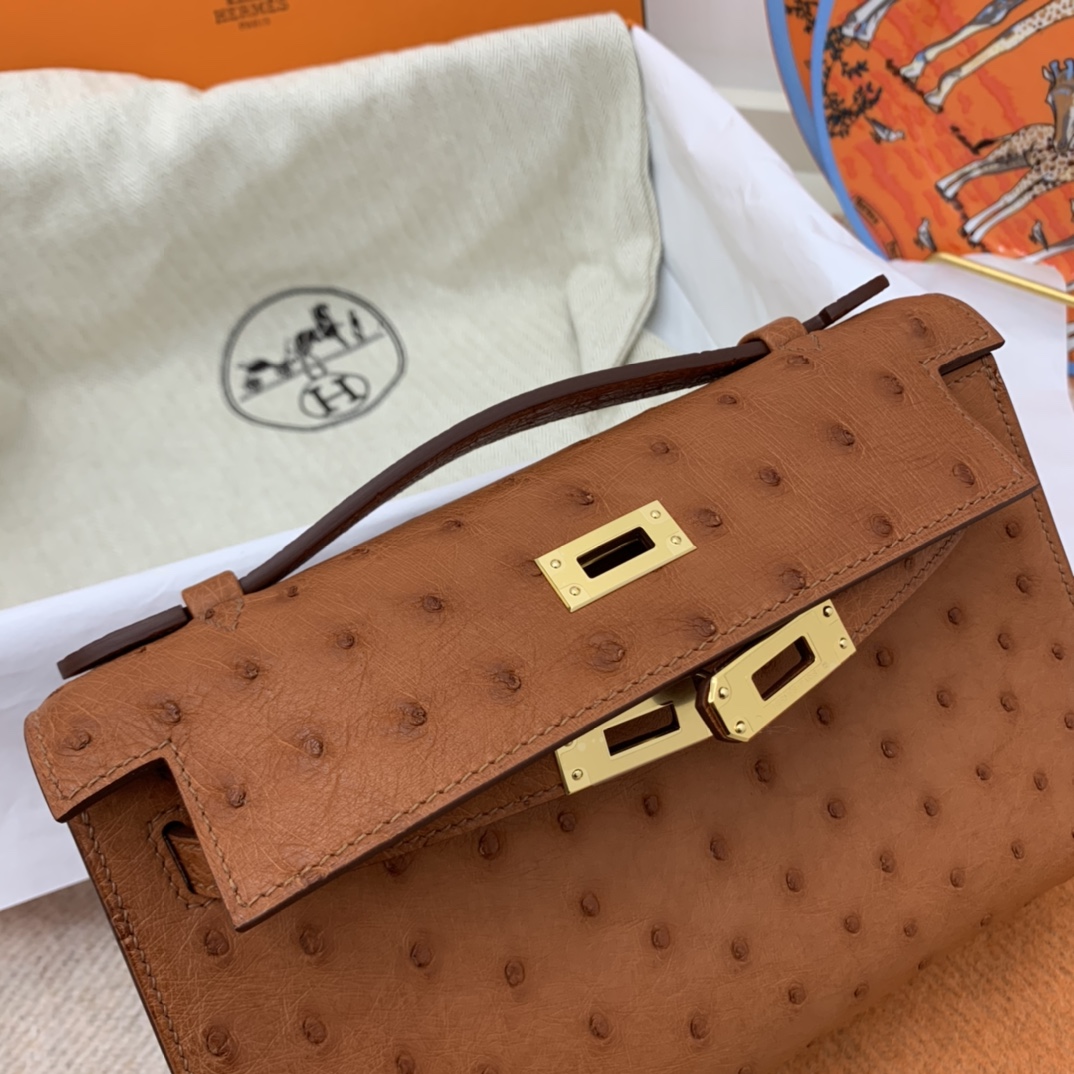 Hermes 22 Kelly pochette一代  稀有鸵鸟皮 手包晚宴包的首选，高级范 配上猪鼻子链子秒变小挎包哦  37 金棕色 百搭金刚大色