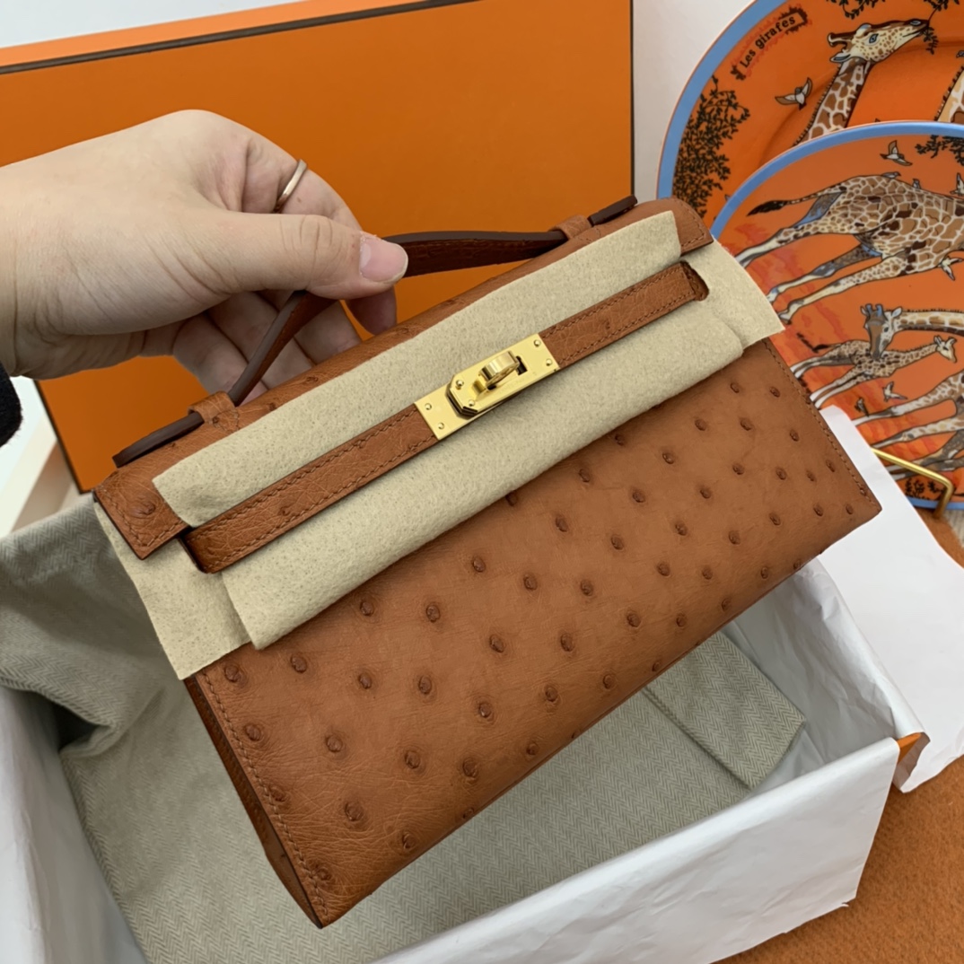 Hermes 22 Kelly pochette一代  稀有鸵鸟皮 手包晚宴包的首选，高级范 配上猪鼻子链子秒变小挎包哦  37 金棕色 百搭金刚大色