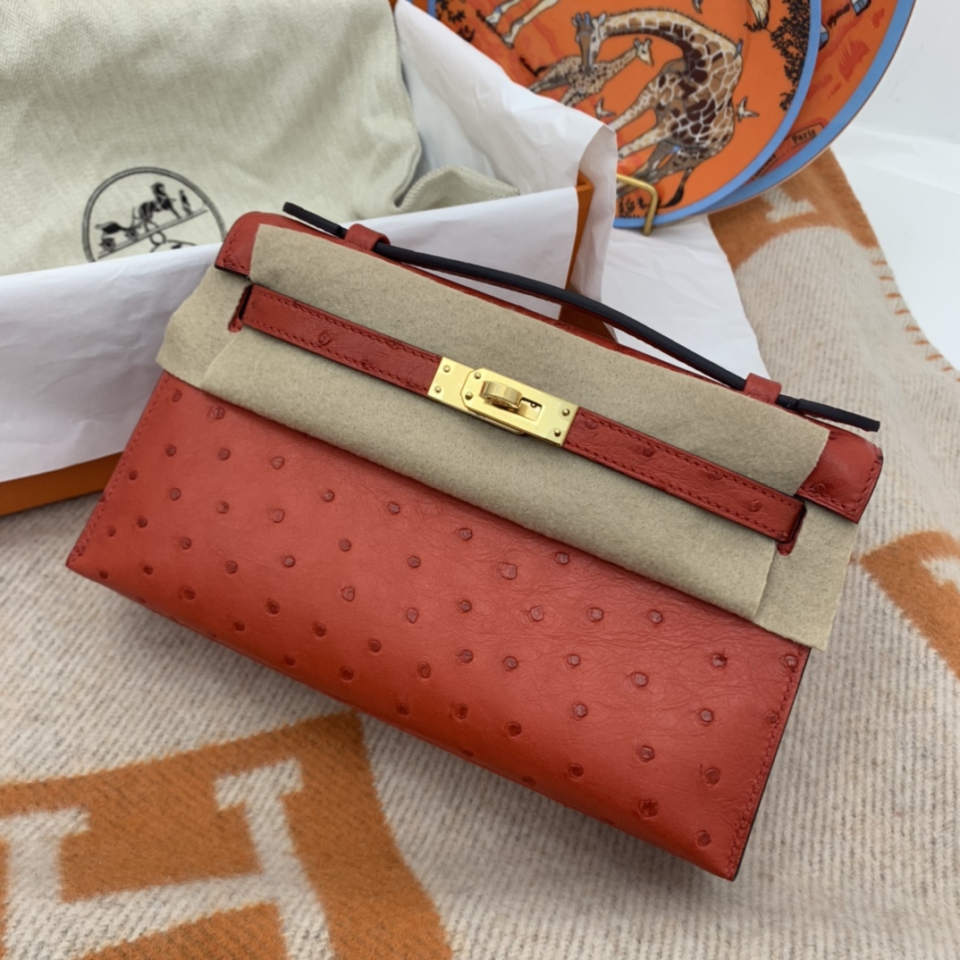 Hermes 22 Kelly pochette一代  稀有鸵鸟皮 手包晚宴包的首选，高级范 配上猪鼻子链子秒变小挎包哦  Q5 大红 很喜庆的颜色