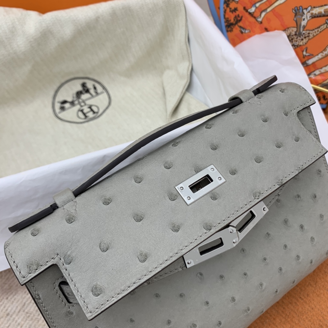 Hermes 22 Kelly pochette一代  稀有鸵鸟皮 手包晚宴包的首选，高级范 配上猪鼻子链子秒变小挎包哦  4Z 海鸥灰 秋冬最好搭配的灰色系