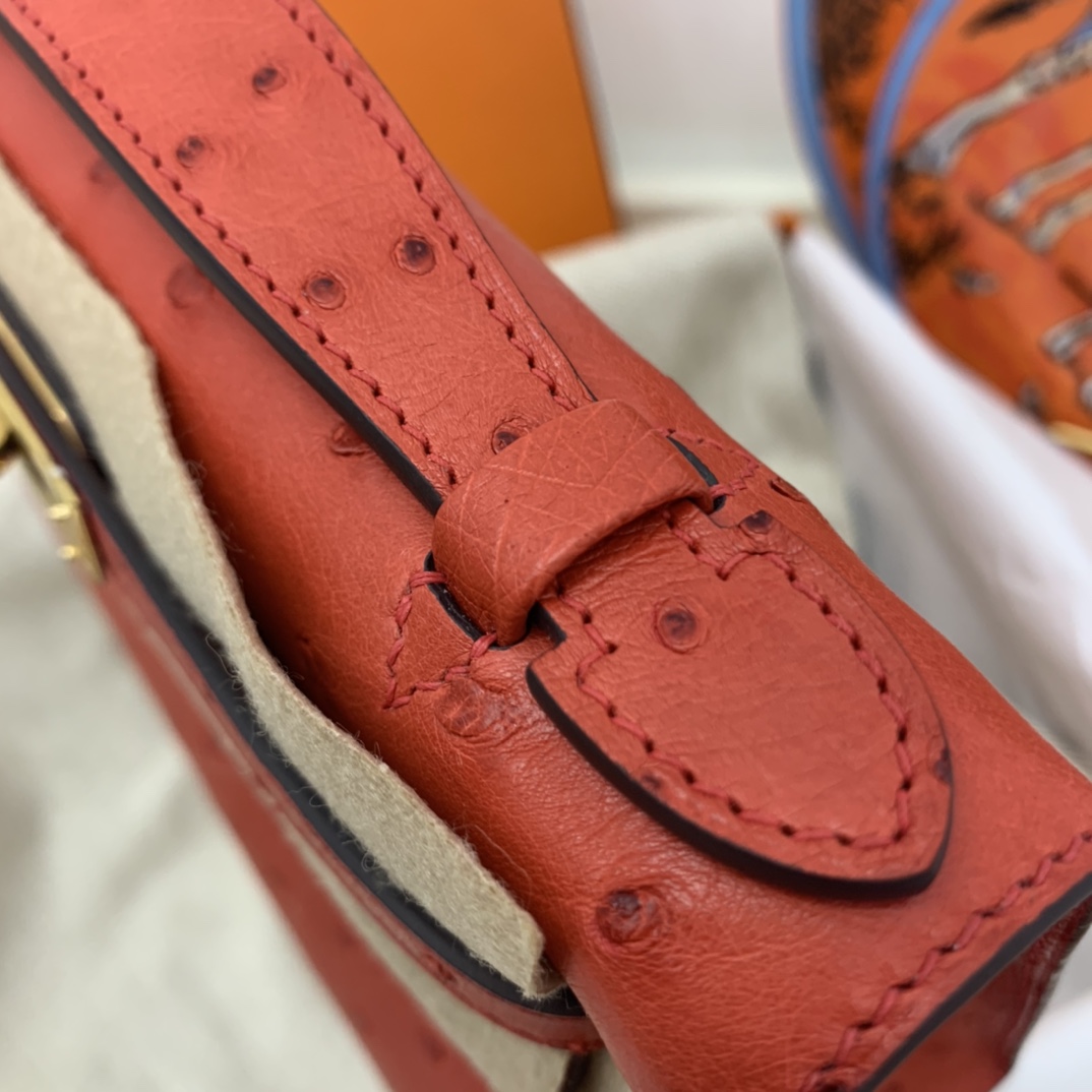 Hermes 22 Kelly pochette一代  稀有鸵鸟皮 手包晚宴包的首选，高级范 配上猪鼻子链子秒变小挎包哦  Q5 大红 很喜庆的颜色