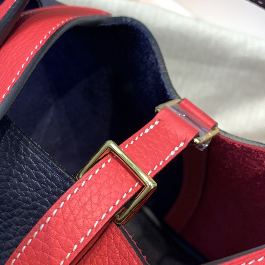 Hermes picotin 18cm 作为H家的入门款 实用款 对它感兴趣的亲们有不少 进口Tc皮 73宝石蓝拼心红 金扣 这配色好特别 挺别致的 不会烂大街