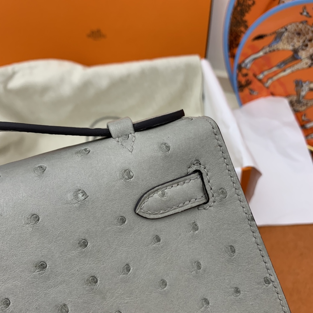 Hermes 22 Kelly pochette一代  稀有鸵鸟皮 手包晚宴包的首选，高级范 配上猪鼻子链子秒变小挎包哦  4Z 海鸥灰 秋冬最好搭配的灰色系