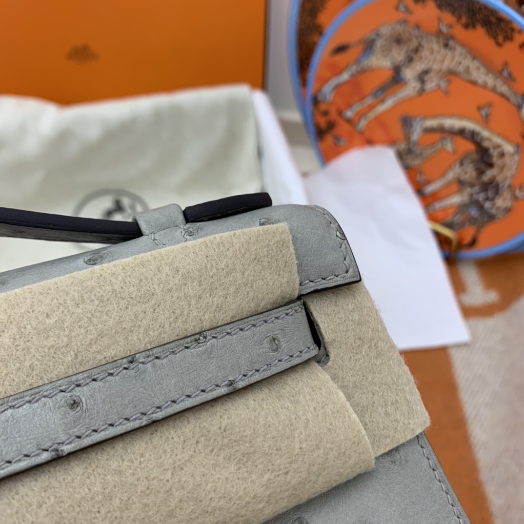 Hermes 22 Kelly pochette一代  稀有鸵鸟皮 手包晚宴包的首选，高级范 配上猪鼻子链子秒变小挎包哦  4Z 海鸥灰 秋冬最好搭配的灰色系