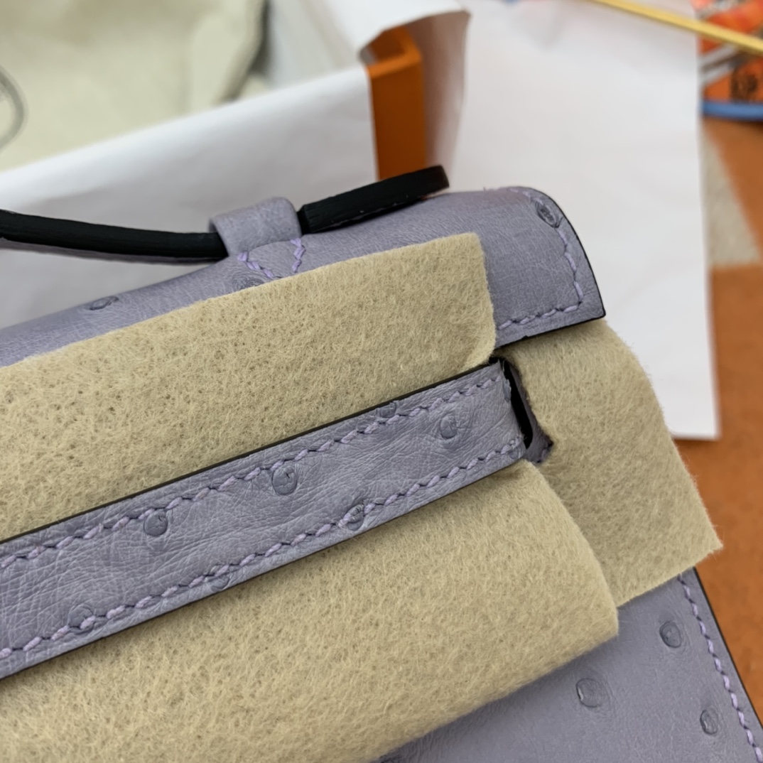 Hermes 22 Kelly pochette一代  稀有鸵鸟皮 手包晚宴包的首选，高级范 配上猪鼻子链子秒变小挎包哦  5H 薰衣草紫 清清淡淡的紫色，很仙美
