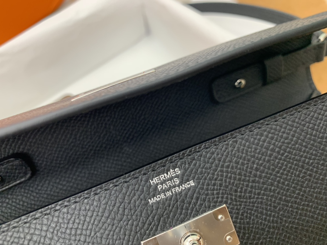 HERMES 香港爱马仕官网 Kelly to go 小肩包完美的搭配，原装斜背带子、可以拆卸当手包，钱包，不用另外改装 很方便，一包多用法