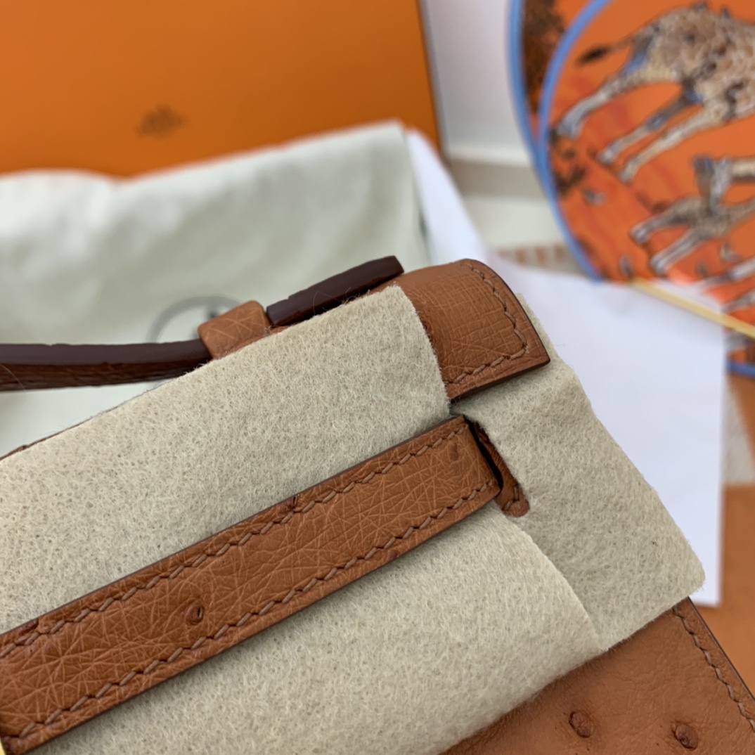 Hermes 22 Kelly pochette一代  稀有鸵鸟皮 手包晚宴包的首选，高级范 配上猪鼻子链子秒变小挎包哦  37 金棕色 百搭金刚大色
