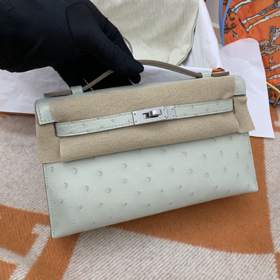 HERMES 22 Kelly pochette一代 稀有鸵鸟皮 手包晚宴包的首选，高级范 配上猪鼻子链子秒变小挎包哦 80 珍珠灰