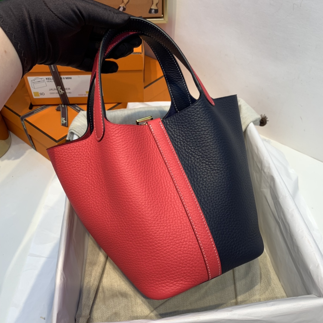 Hermes picotin 18cm 作为H家的入门款 实用款 对它感兴趣的亲们有不少 进口Tc皮 73宝石蓝拼心红 金扣 这配色好特别 挺别致的 不会烂大街