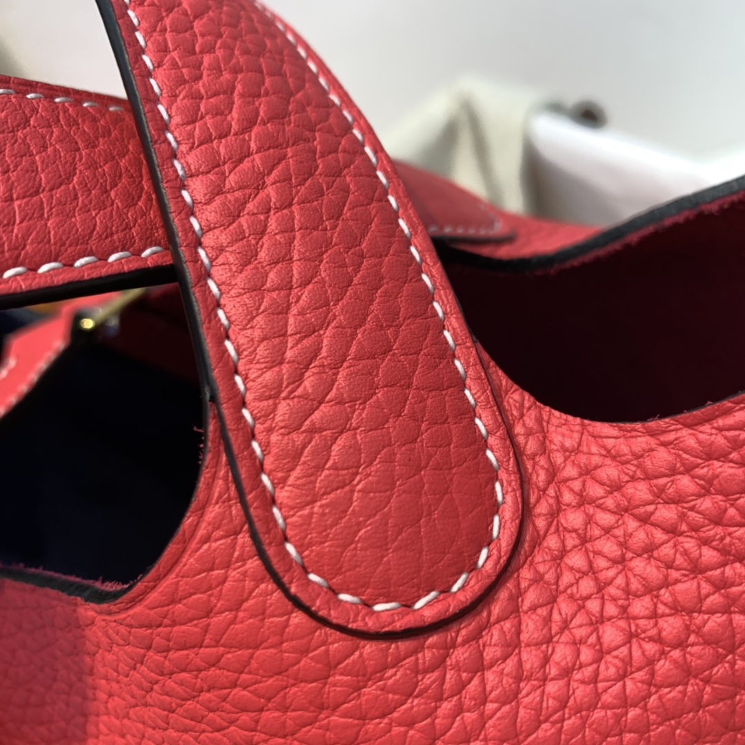 Hermes picotin 18cm 作为H家的入门款 实用款 对它感兴趣的亲们有不少 进口Tc皮 73宝石蓝拼心红 金扣 这配色好特别 挺别致的 不会烂大街