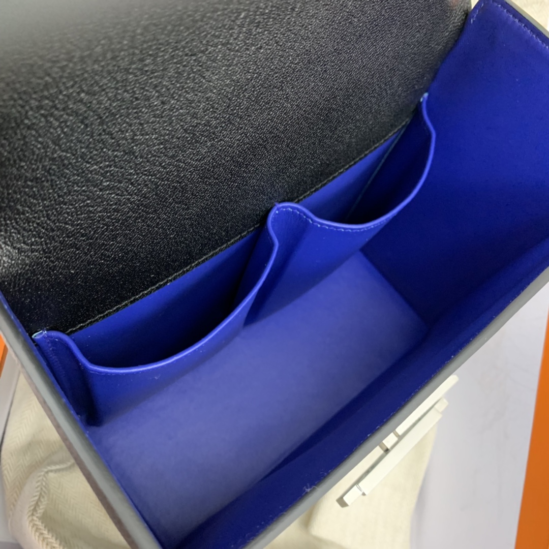 HERMES ccinhetic 18cm 盒子包 Epsom 皮 新设计的H不规则扣非常精细特别，备受它人瞩目的焦点 黑内电光蓝