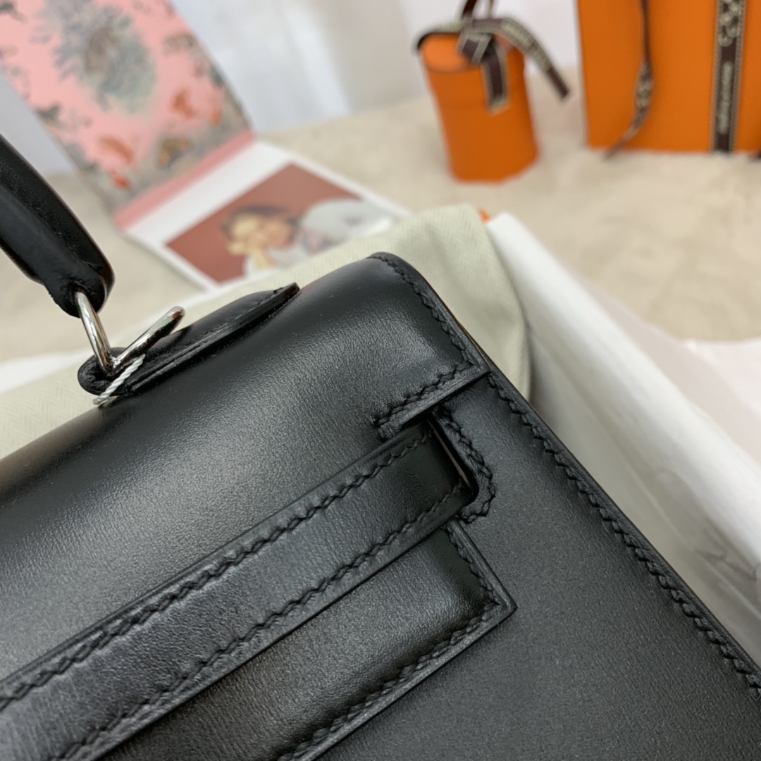 香港爱马仕官网 kelly 25cm  box皮莫名就有一种高级感  89黑色 银扣