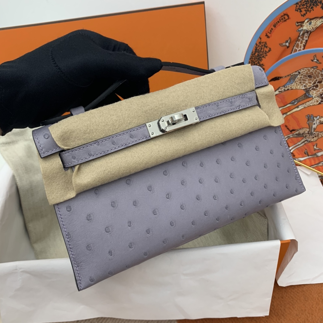 Hermes 22 Kelly pochette一代  稀有鸵鸟皮 手包晚宴包的首选，高级范 配上猪鼻子链子秒变小挎包哦  5H 薰衣草紫 清清淡淡的紫色，很仙美