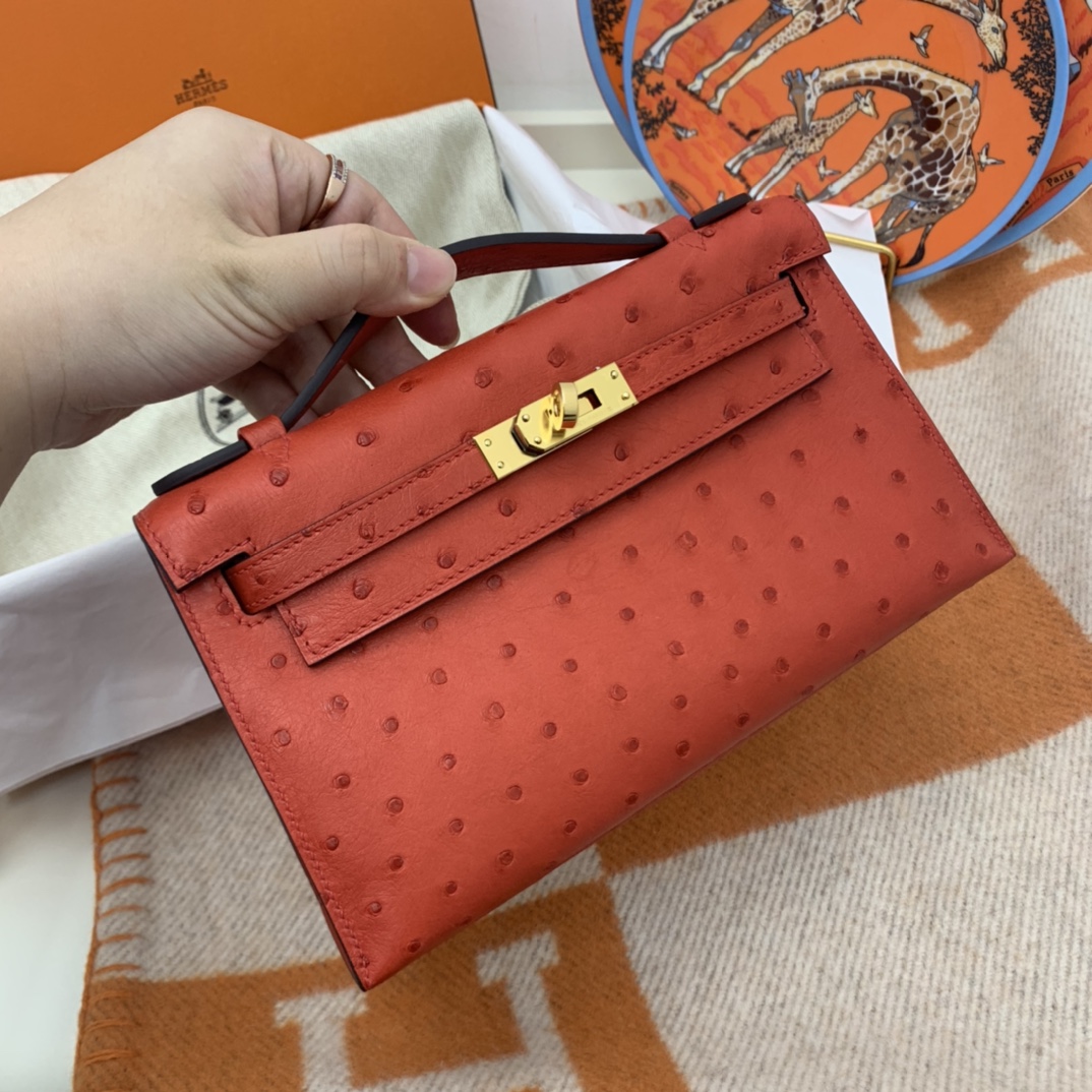 Hermes 22 Kelly pochette一代  稀有鸵鸟皮 手包晚宴包的首选，高级范 配上猪鼻子链子秒变小挎包哦  Q5 大红 很喜庆的颜色