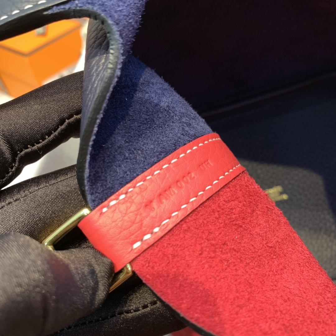 Hermes picotin 18cm 作为H家的入门款 实用款 对它感兴趣的亲们有不少 进口Tc皮 73宝石蓝拼心红 金扣 这配色好特别 挺别致的 不会烂大街