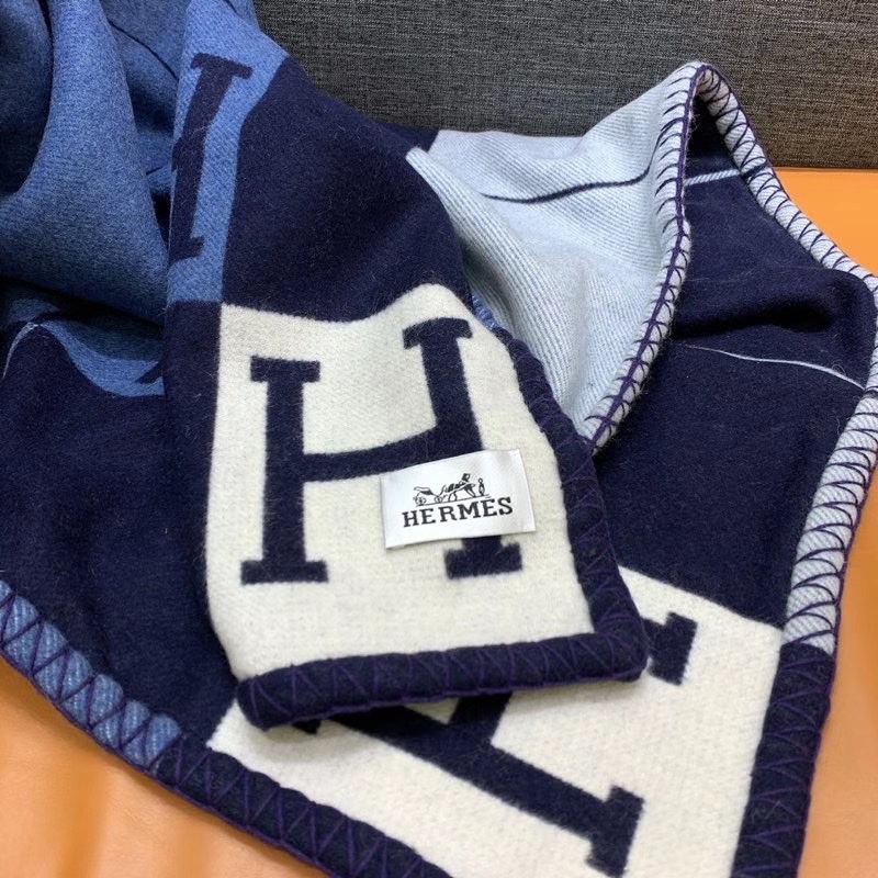 Hermès  Avalon III轻薄毛毯  提花编织羊毛和山羊绒混纺轻薄毛毯（90%羊毛和10%山羊绒）。  尺寸：长170 x 宽135厘米