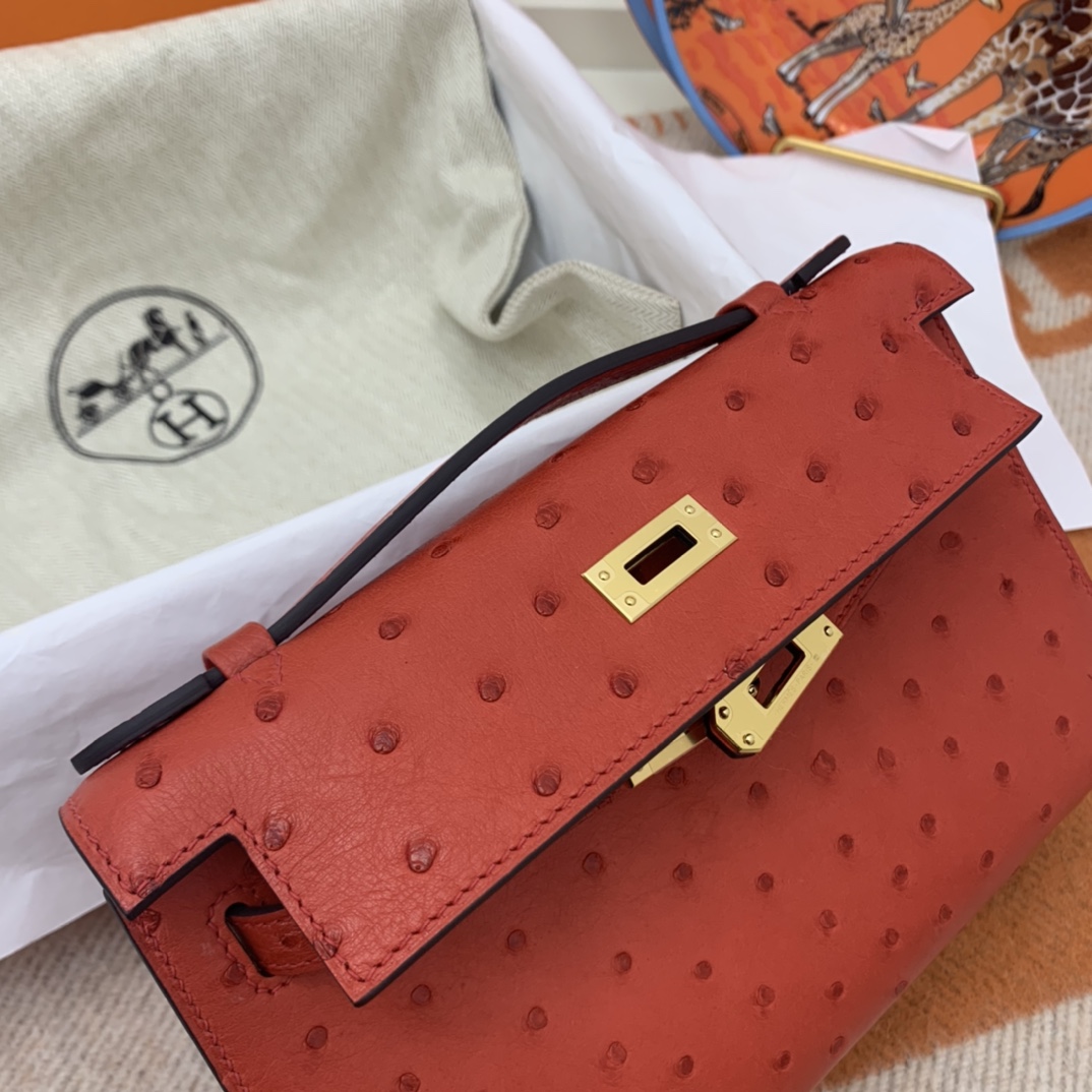 Hermes 22 Kelly pochette一代  稀有鸵鸟皮 手包晚宴包的首选，高级范 配上猪鼻子链子秒变小挎包哦  Q5 大红 很喜庆的颜色