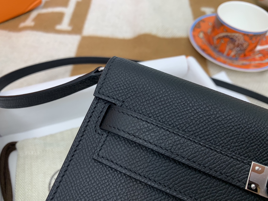 HERMES 香港爱马仕官网 Kelly to go 小肩包完美的搭配，原装斜背带子、可以拆卸当手包，钱包，不用另外改装 很方便，一包多用法