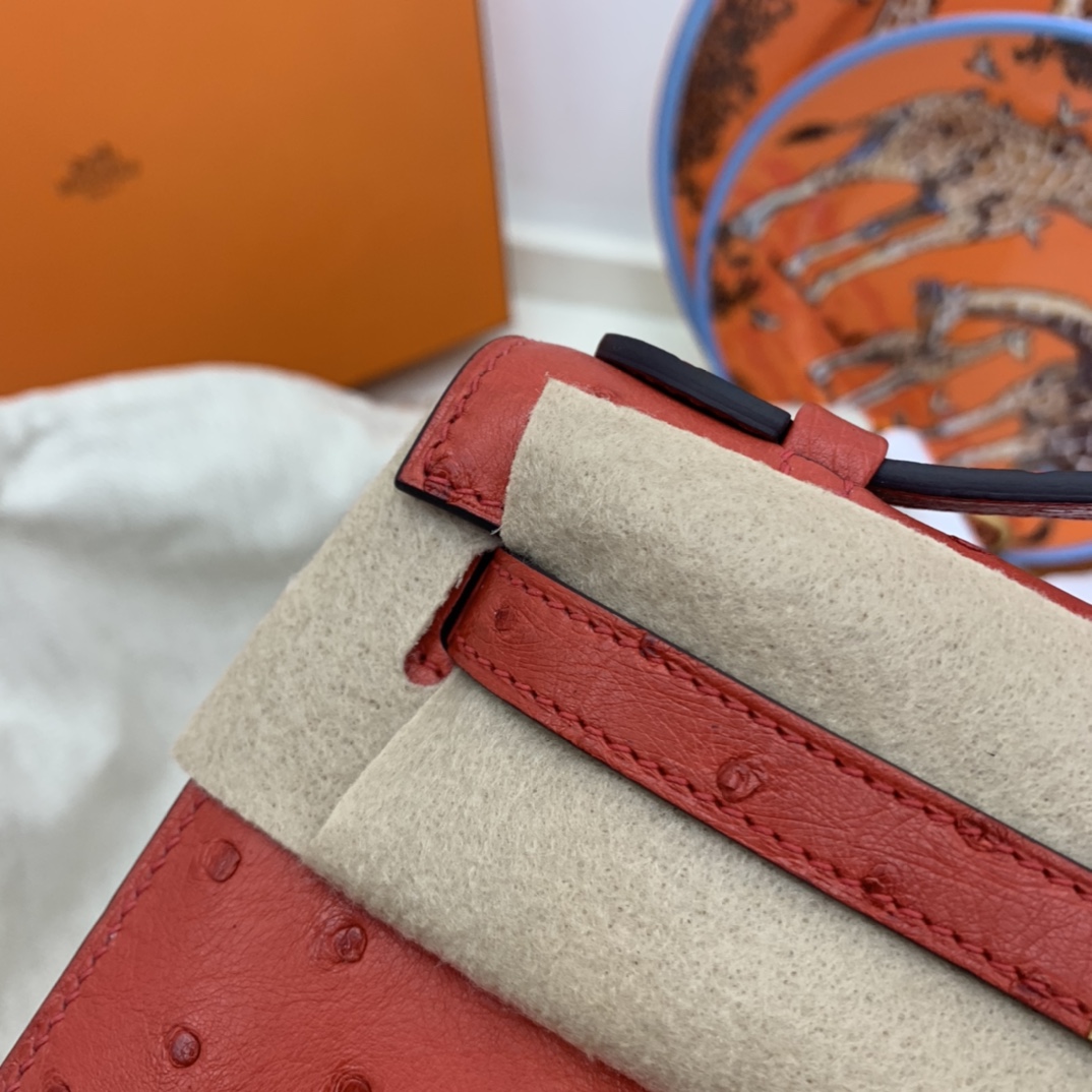 Hermes 22 Kelly pochette一代  稀有鸵鸟皮 手包晚宴包的首选，高级范 配上猪鼻子链子秒变小挎包哦  Q5 大红 很喜庆的颜色