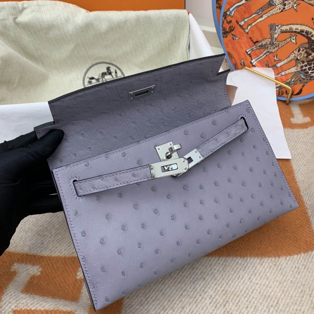 Hermes 22 Kelly pochette一代  稀有鸵鸟皮 手包晚宴包的首选，高级范 配上猪鼻子链子秒变小挎包哦  5H 薰衣草紫 清清淡淡的紫色，很仙美