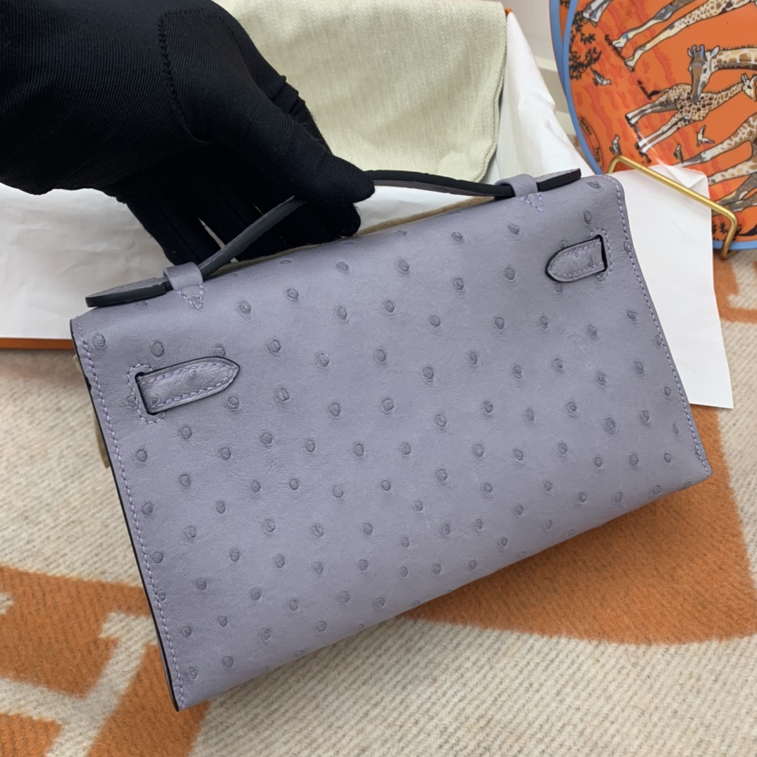 Hermes 22 Kelly pochette一代  稀有鸵鸟皮 手包晚宴包的首选，高级范 配上猪鼻子链子秒变小挎包哦  5H 薰衣草紫 清清淡淡的紫色，很仙美
