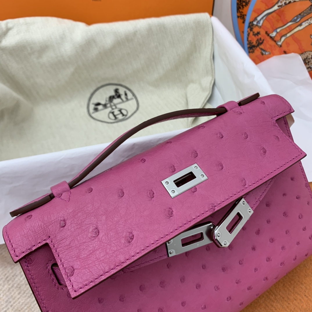 HERMES 22 Kelly pochette一代  稀有鸵鸟皮 手包晚宴包的首选，高级范 配上猪鼻子链子秒变小挎包哦  i9 玉兰粉