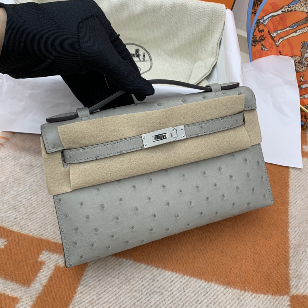 Hermes 22 Kelly pochette一代  稀有鸵鸟皮 手包晚宴包的首选，高级范 配上猪鼻子链子秒变小挎包哦  4Z 海鸥灰 秋冬最好搭配的灰色系