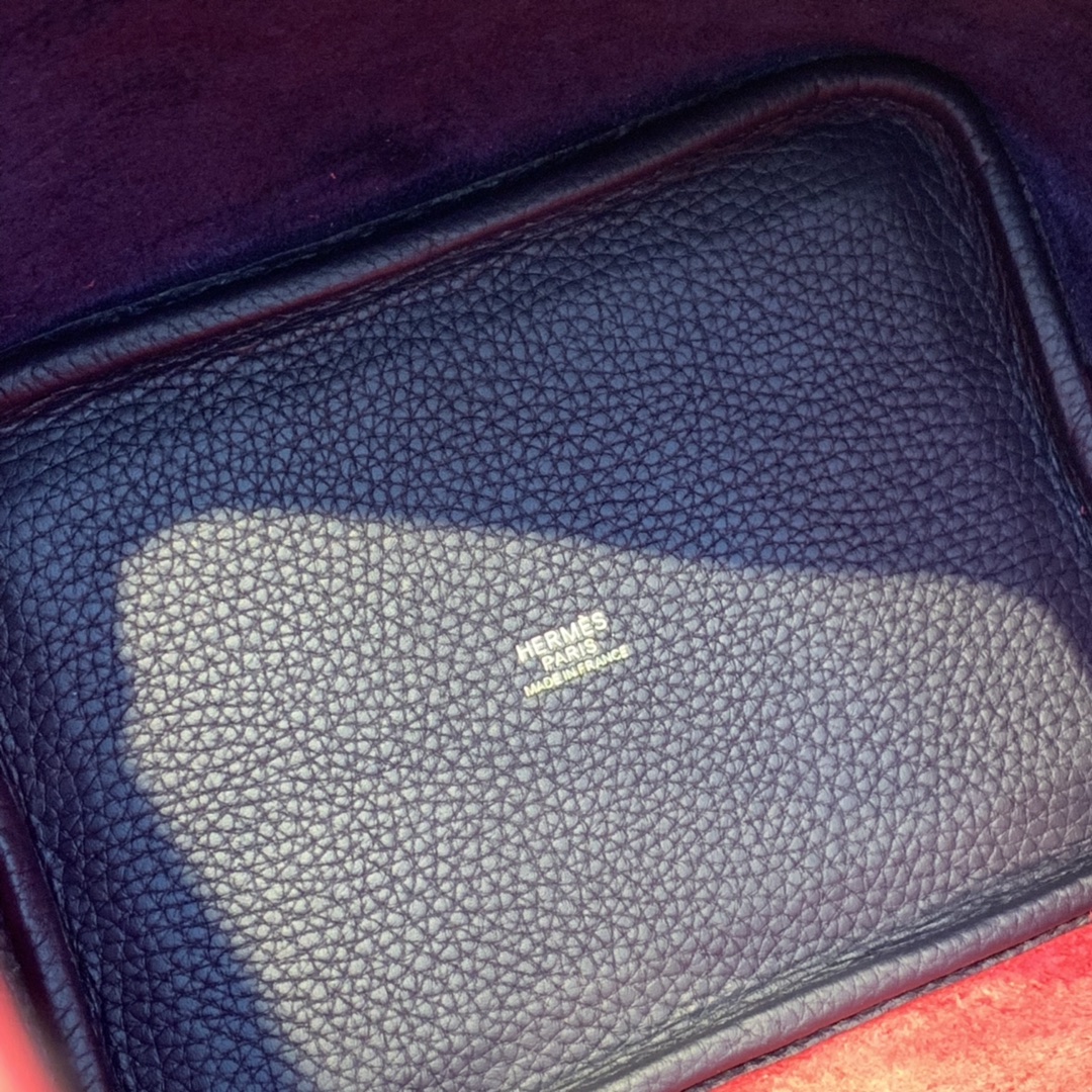 Hermes picotin 18cm 作为H家的入门款 实用款 对它感兴趣的亲们有不少 进口Tc皮 73宝石蓝拼心红 金扣 这配色好特别 挺别致的 不会烂大街
