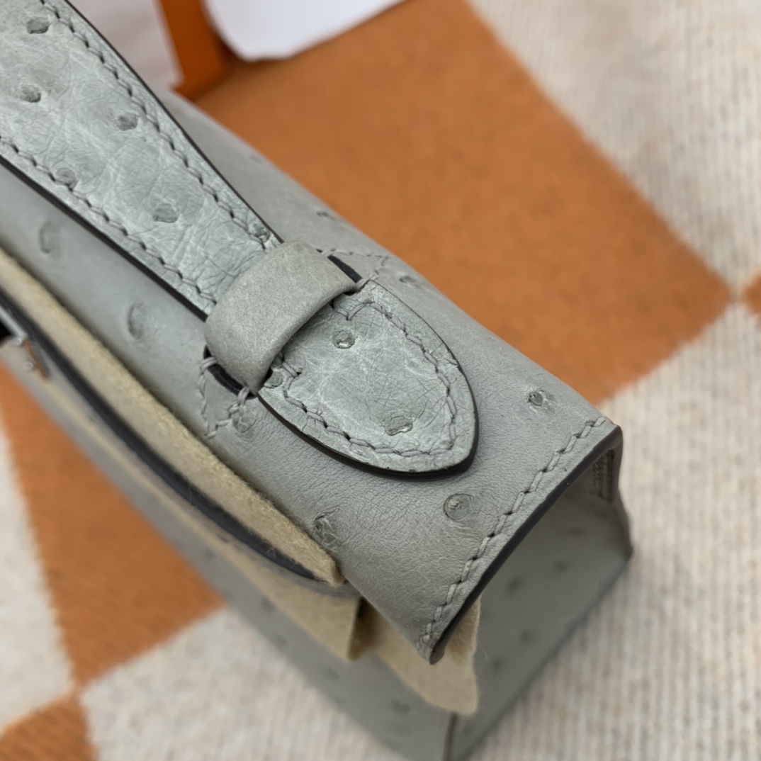 Hermes 22 Kelly pochette一代  稀有鸵鸟皮 手包晚宴包的首选，高级范 配上猪鼻子链子秒变小挎包哦  4Z 海鸥灰 秋冬最好搭配的灰色系