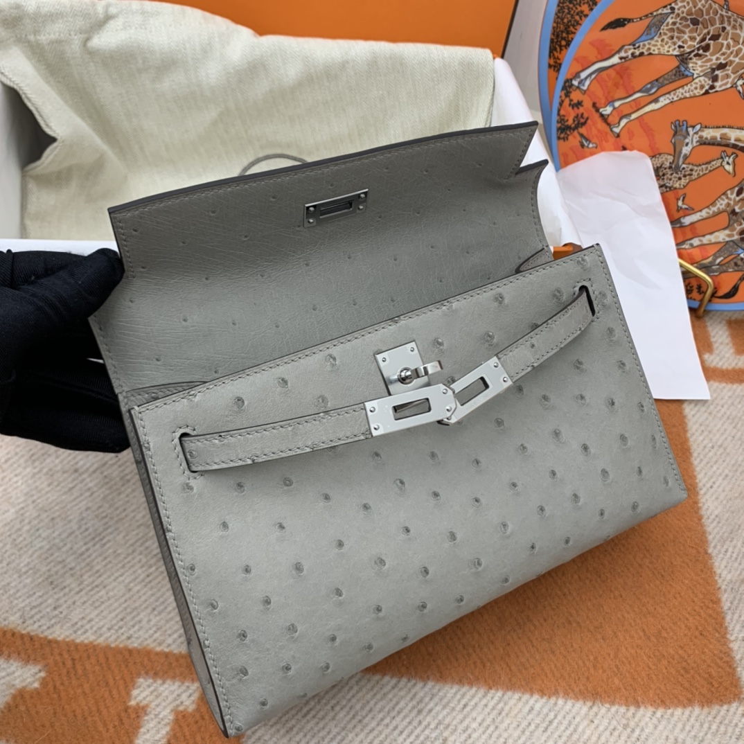 Hermes 22 Kelly pochette一代  稀有鸵鸟皮 手包晚宴包的首选，高级范 配上猪鼻子链子秒变小挎包哦  4Z 海鸥灰 秋冬最好搭配的灰色系