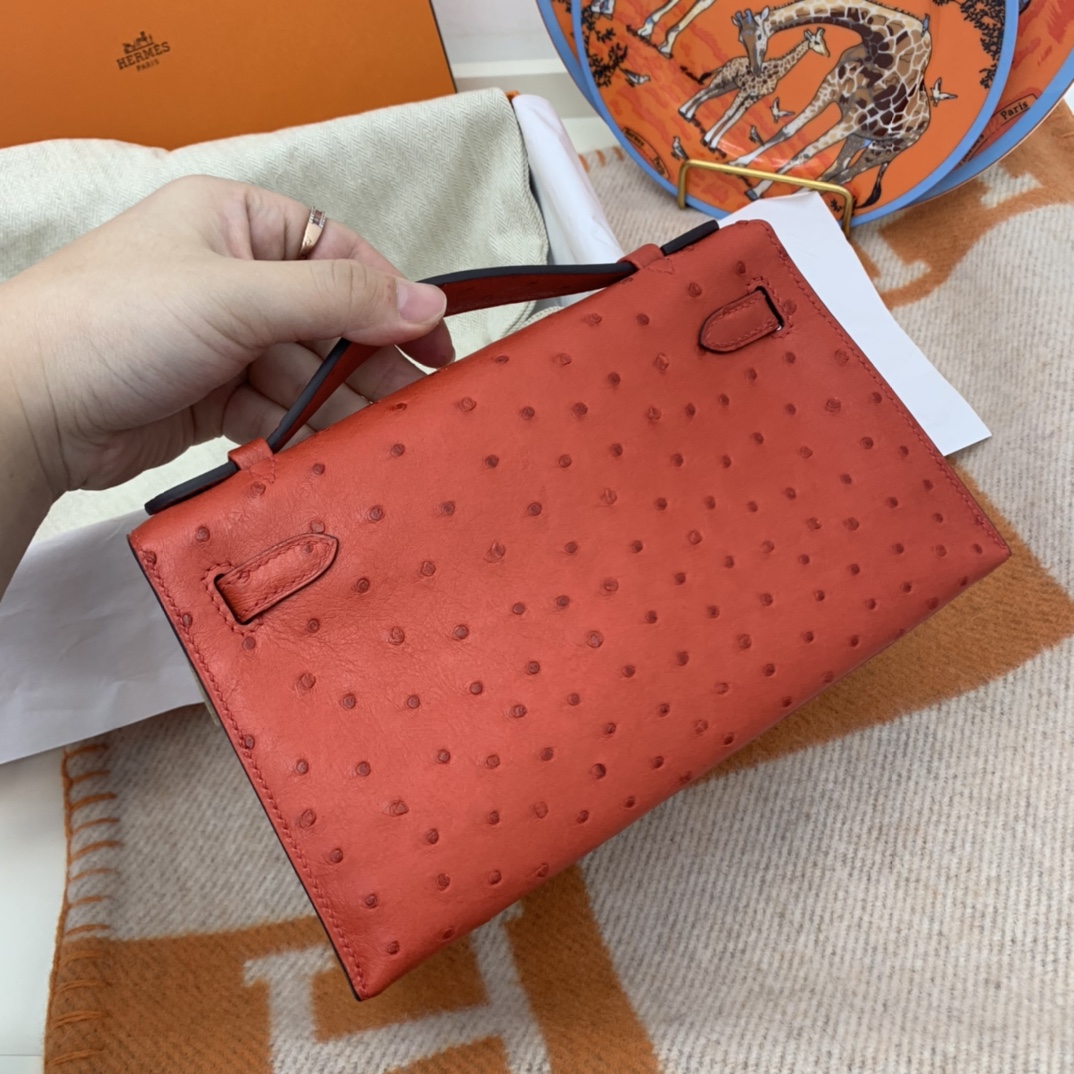 Hermes 22 Kelly pochette一代  稀有鸵鸟皮 手包晚宴包的首选，高级范 配上猪鼻子链子秒变小挎包哦  Q5 大红 很喜庆的颜色