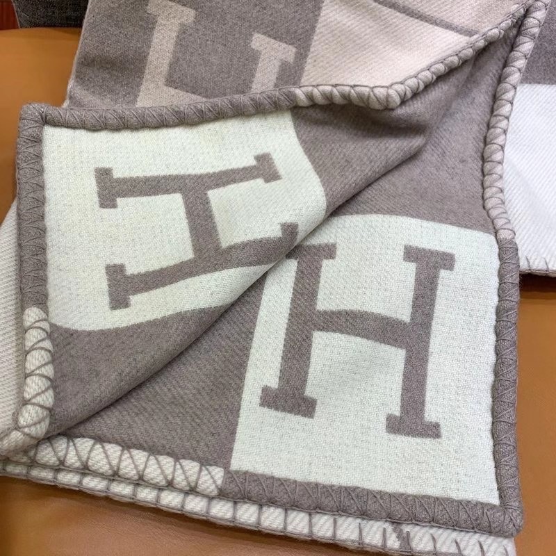 Hermès  Avalon III轻薄毛毯  提花编织羊毛和山羊绒混纺轻薄毛毯（90%羊毛和10%山羊绒）。  尺寸：长170 x 宽135厘米
