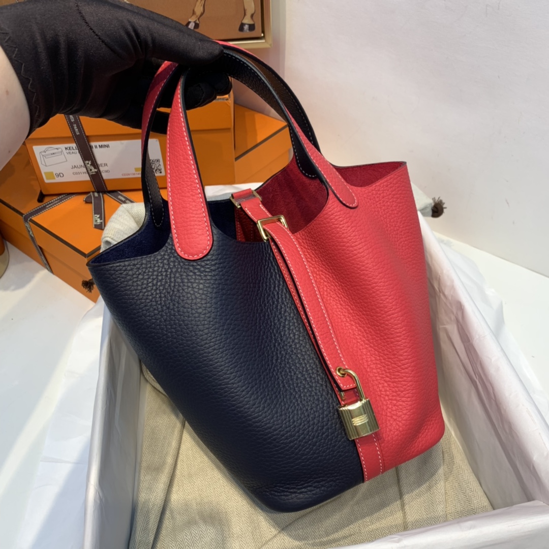 Hermes picotin 18cm 作为H家的入门款 实用款 对它感兴趣的亲们有不少 进口Tc皮 73宝石蓝拼心红 金扣 这配色好特别 挺别致的 不会烂大街