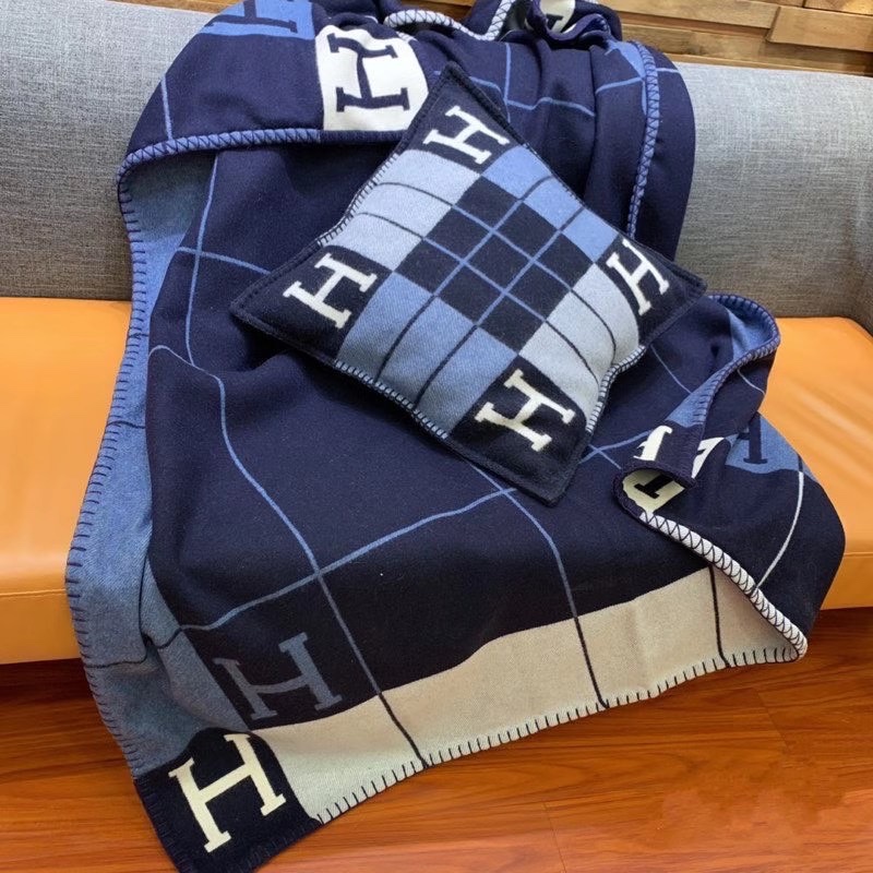 Hermès  Avalon III轻薄毛毯  提花编织羊毛和山羊绒混纺轻薄毛毯（90%羊毛和10%山羊绒）。  尺寸：长170 x 宽135厘米