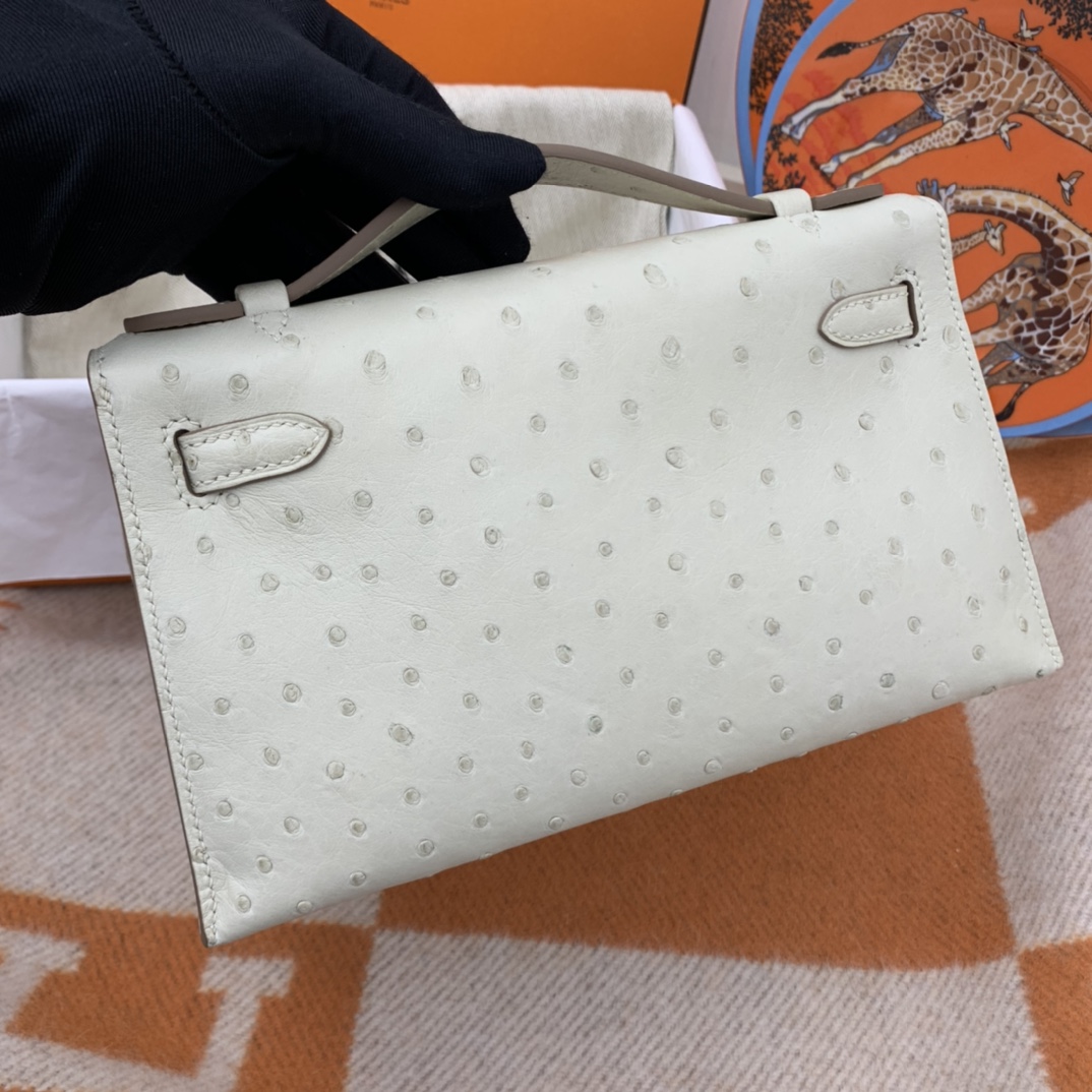 香港爱马仕 22 Kelly pochette一代  稀有鸵鸟皮 手包晚宴包的首选，高级范 配上猪鼻子链子秒变小挎包哦  10 奶昔白 金扣