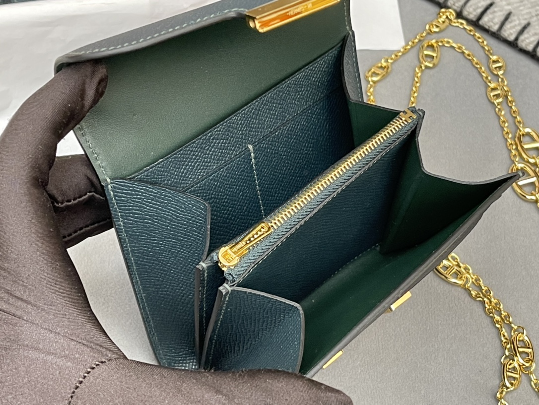 Constance compact 腰包 钱包背后做成了可以穿过腰带或皮带的皮搭  Epsom 6O松柏绿 Vert Cypres 金银扣